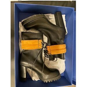 STUART WEITZMAN Brownwyn Booties